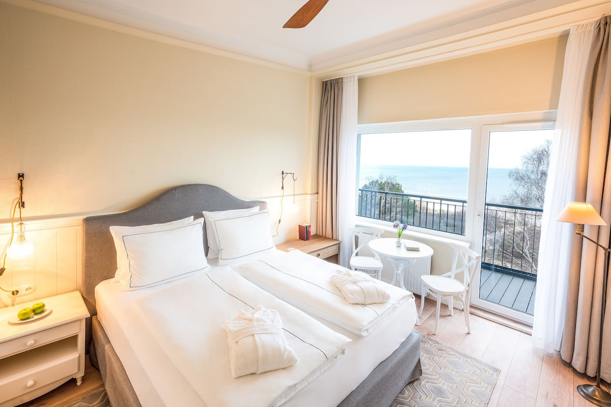 deluxe room with seaview & balcony | 1 bedroom, hypo-allergenic bedding, in-room safe, blackout curtains