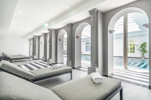 Innenpool, geöffnet von 07:00 Uhr bis 22:00 Uhr, Liegestühle