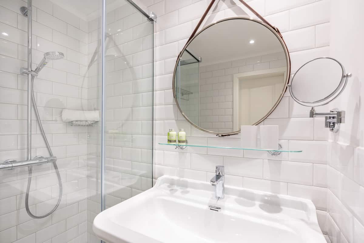 shower, rainfall showerhead, free toiletries, hair dryer