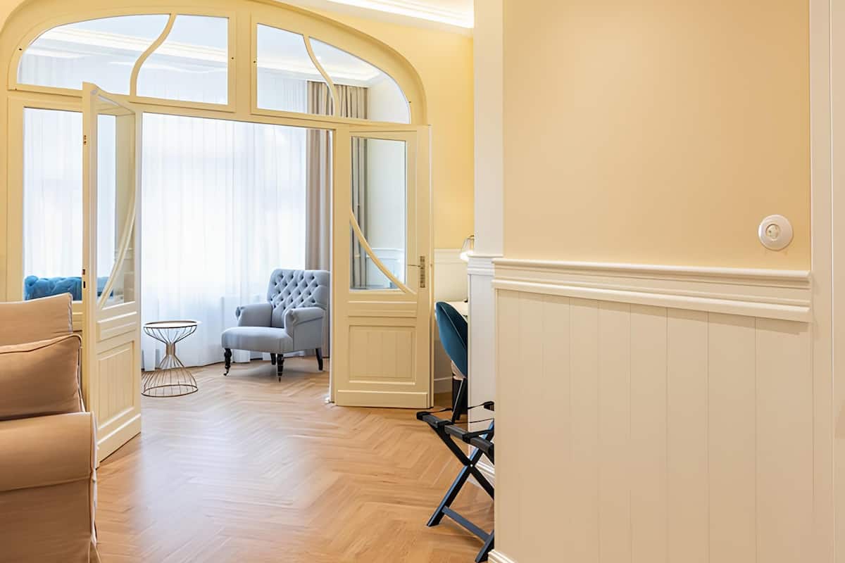 Phòng Suite, 1 phòng ngủ | Bộ đồ giường kháng dị ứng, két bảo mật tại phòng, màn/rèm cản sáng