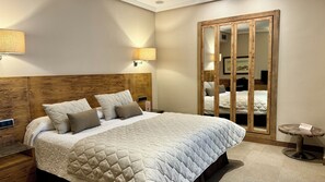 Premium bedding, in-room safe, desk, laptop workspace