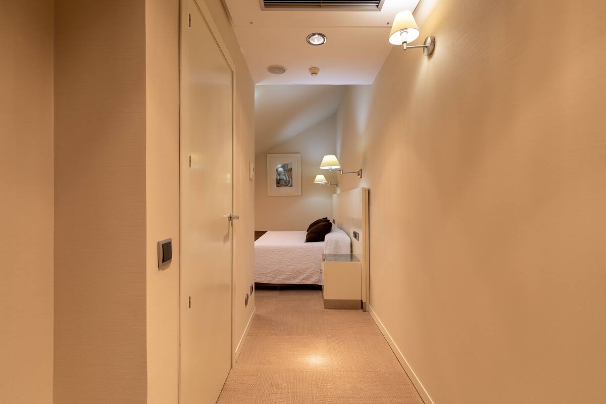 single room | premium bedding, in-room safe, desk, laptop workspace