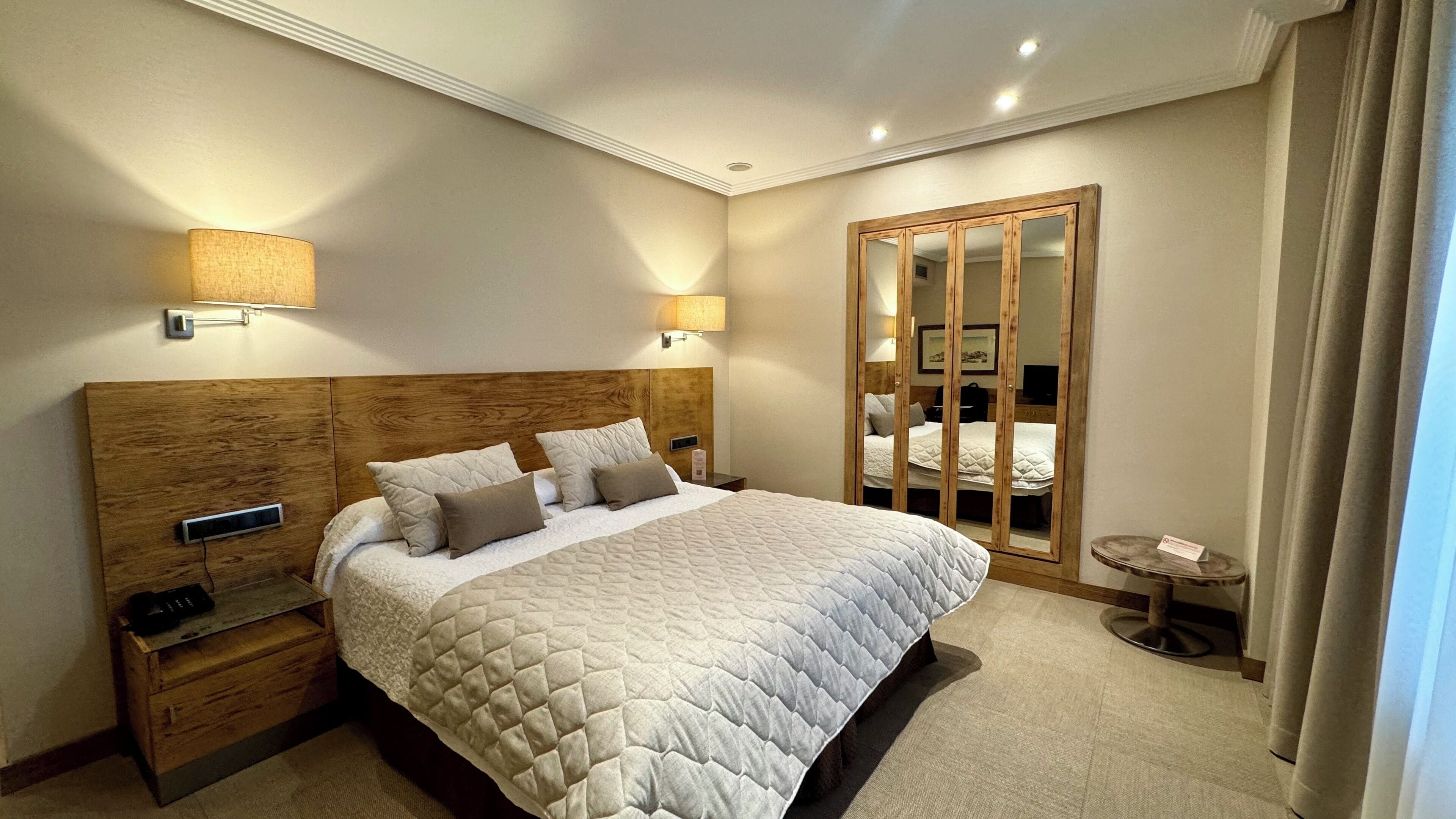 deluxe double or twin room | premium bedding, in-room safe, desk, laptop workspace