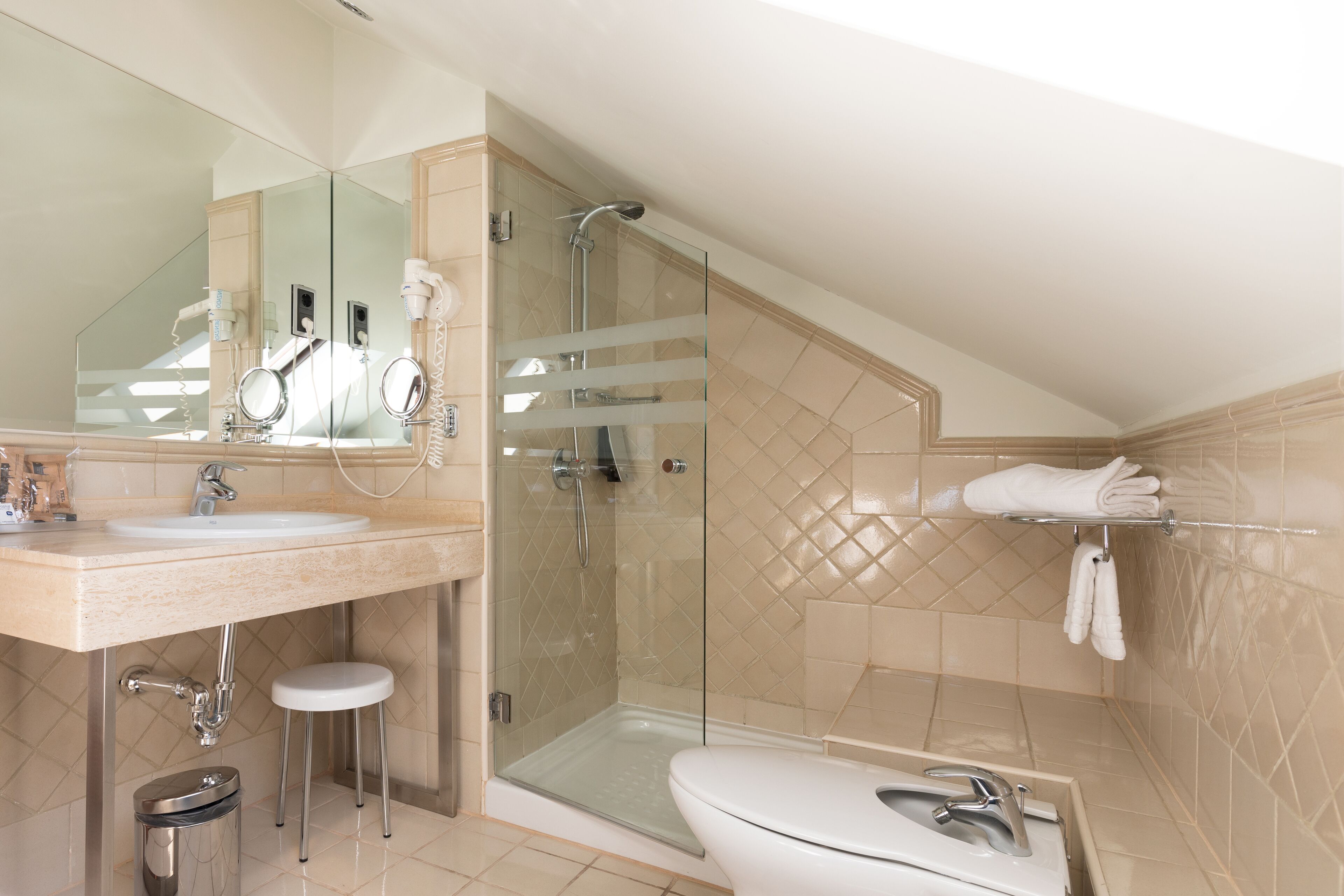 combined shower/bathtub, jetted bath, eco-friendly toiletries