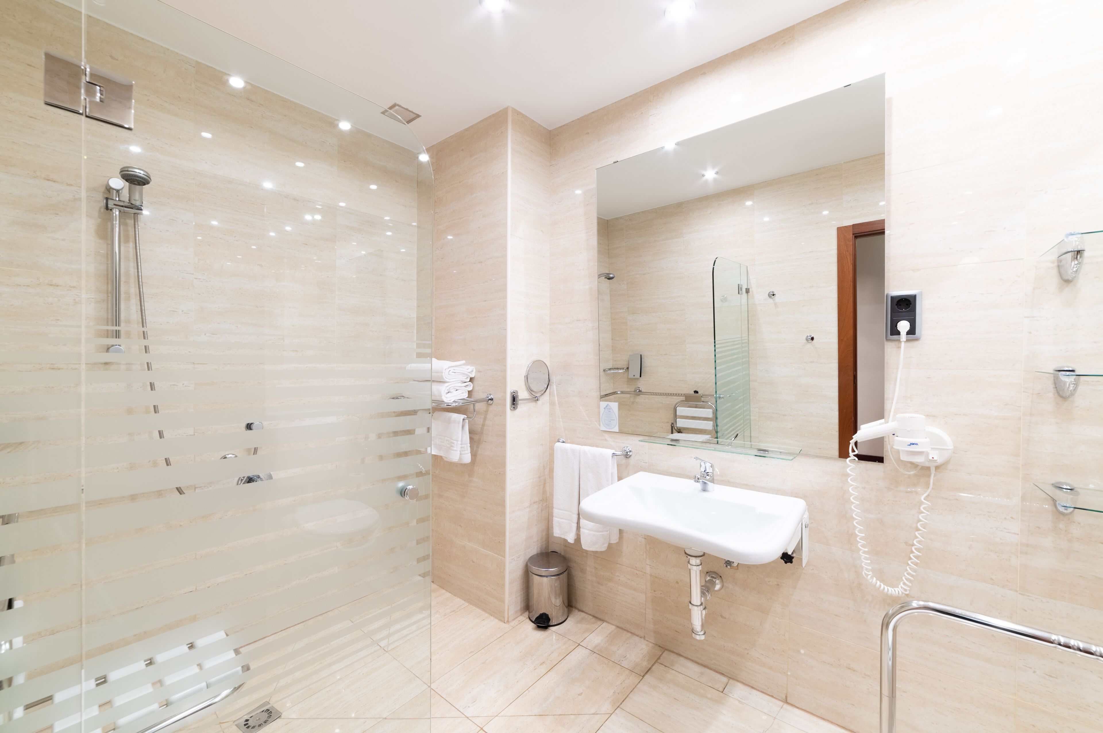 double room, 2 single beds, accessible | bathroom | combined shower/bathtub, jetted bath, eco-friendly toiletries