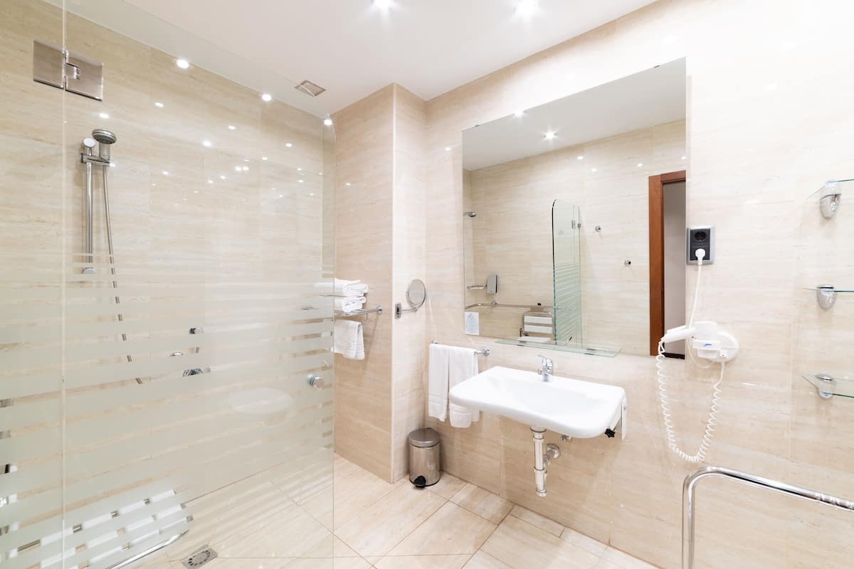 double room, 2 single beds, accessible | bathroom | combined shower/bathtub, jetted bath, eco-friendly toiletries