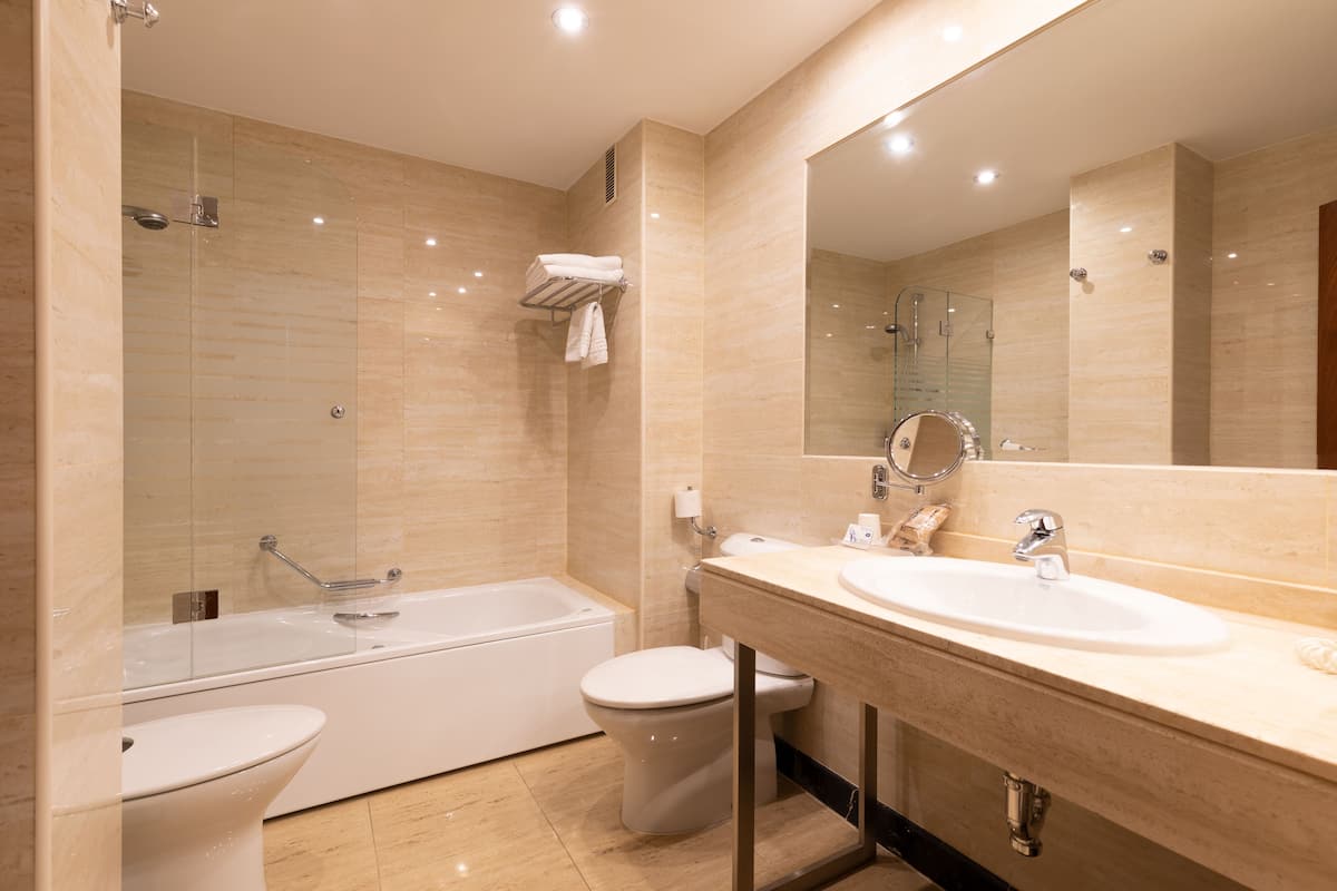 combined shower/bathtub, jetted bath, eco-friendly toiletries