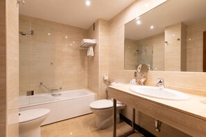 Combined shower/bathtub, jetted bath, eco-friendly toiletries