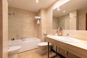 Combined shower/tub, jetted tub, eco-friendly toiletries, hair dryer