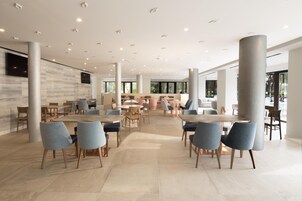 2 bares, bar junto a la piscina, bar en la playa