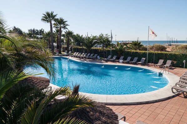 Ubicación a pie de playa y servicio gratuito de transporte a la playa