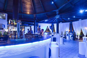 2 bars/lounges, poolside bar, beach bar - DoubleTree by Hilton Islantilla Beach Golf Resort (Lepe)