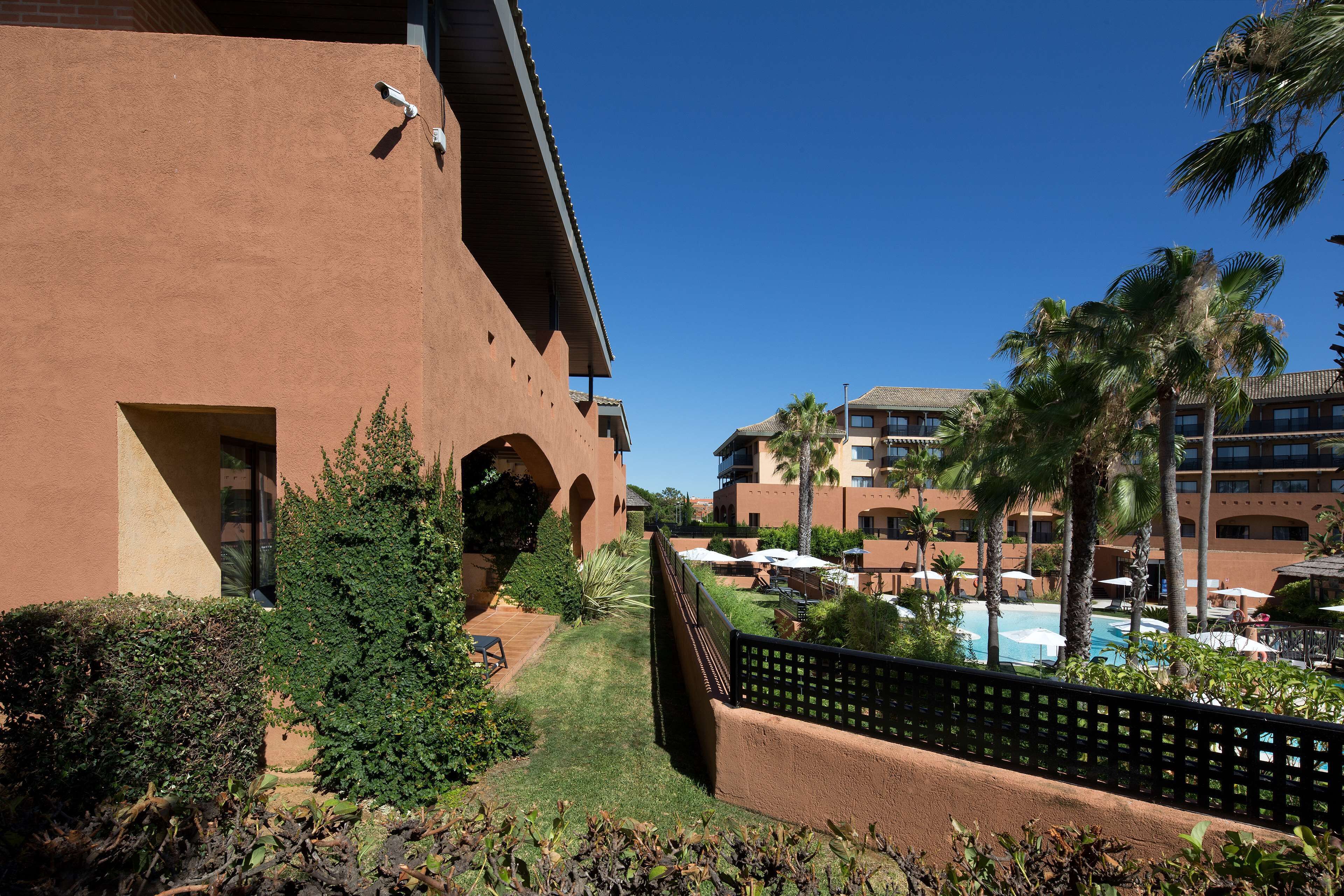 Suite, 2 slaapkamers | Luxe beddengoed, een minibar, een kluis op de kamer, een bureau