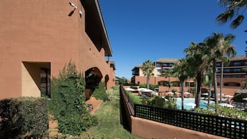 Suite, 2 slaapkamers | Luxe beddengoed, een minibar, een kluis op de kamer, een bureau