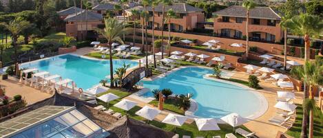 Innenpool, 2 Außenpools, Liegestühle