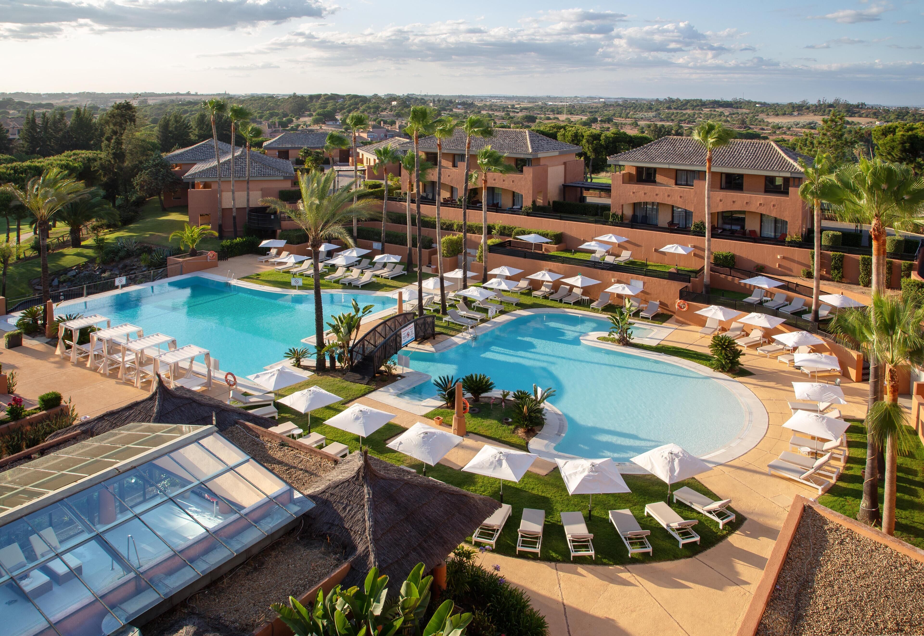 Una piscina cubierta, 2 piscinas al aire libre, tumbonas
