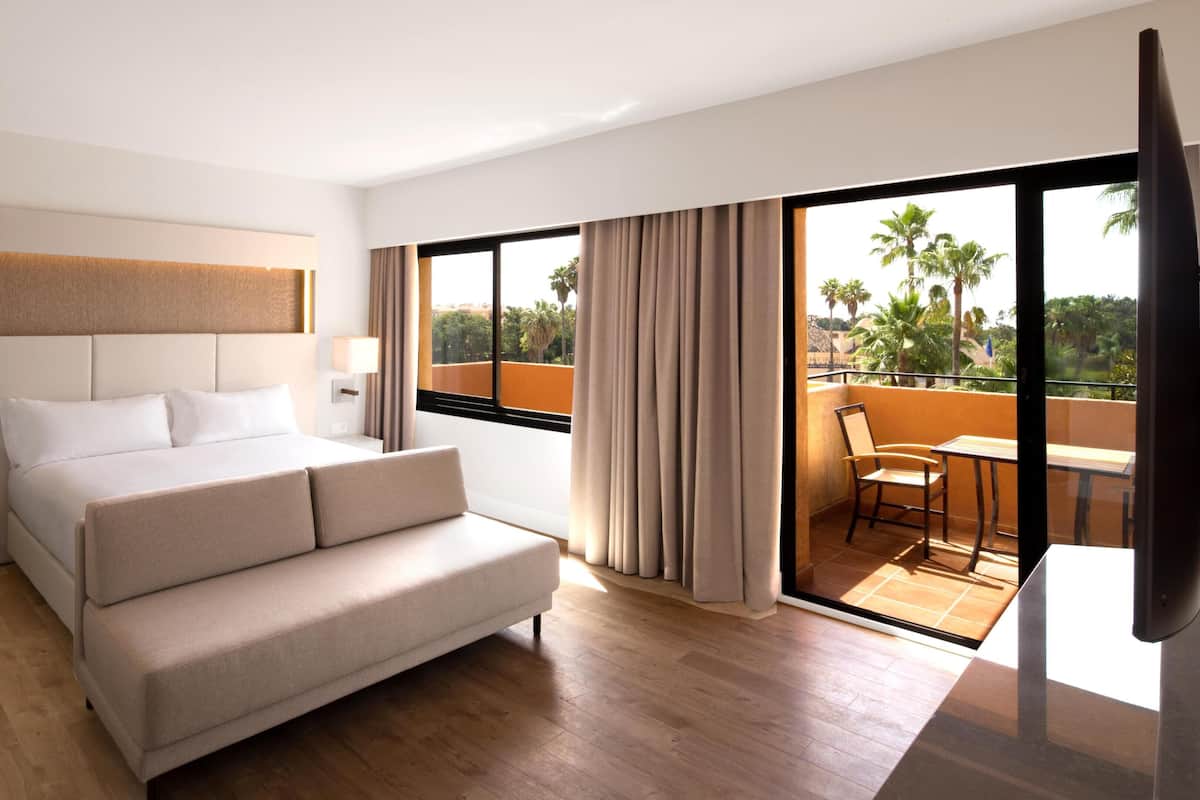 Deluxe Room, 1 King Bed | Living area