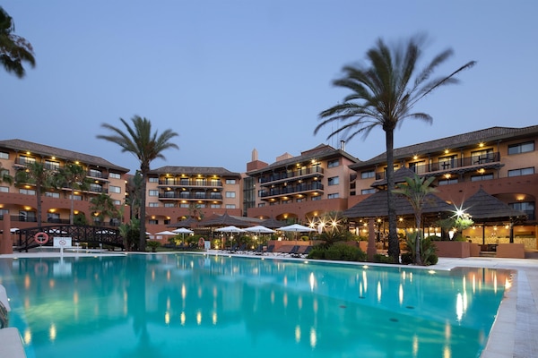Indoor pool, 2 outdoor pools, pool loungers