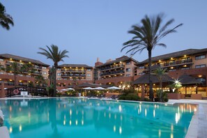 실내 수영장, 2 개의 야외 수영장, 일광욕 의자