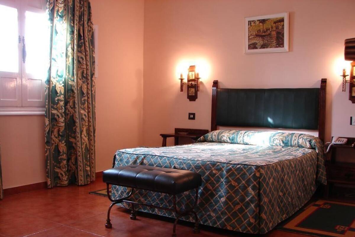 Escritorio, cunas gratuitas, camas extra y wifi gratis