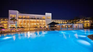 4 piscinas al aire libre (de 09:00 a 20:00), sombrillas, tumbonas