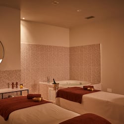 Behandelingskamers voor koppels, een sauna, een bubbelbad, een stoombad
