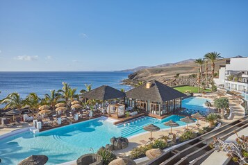 4 piscines extérieures, parasols de plage, chaises longues