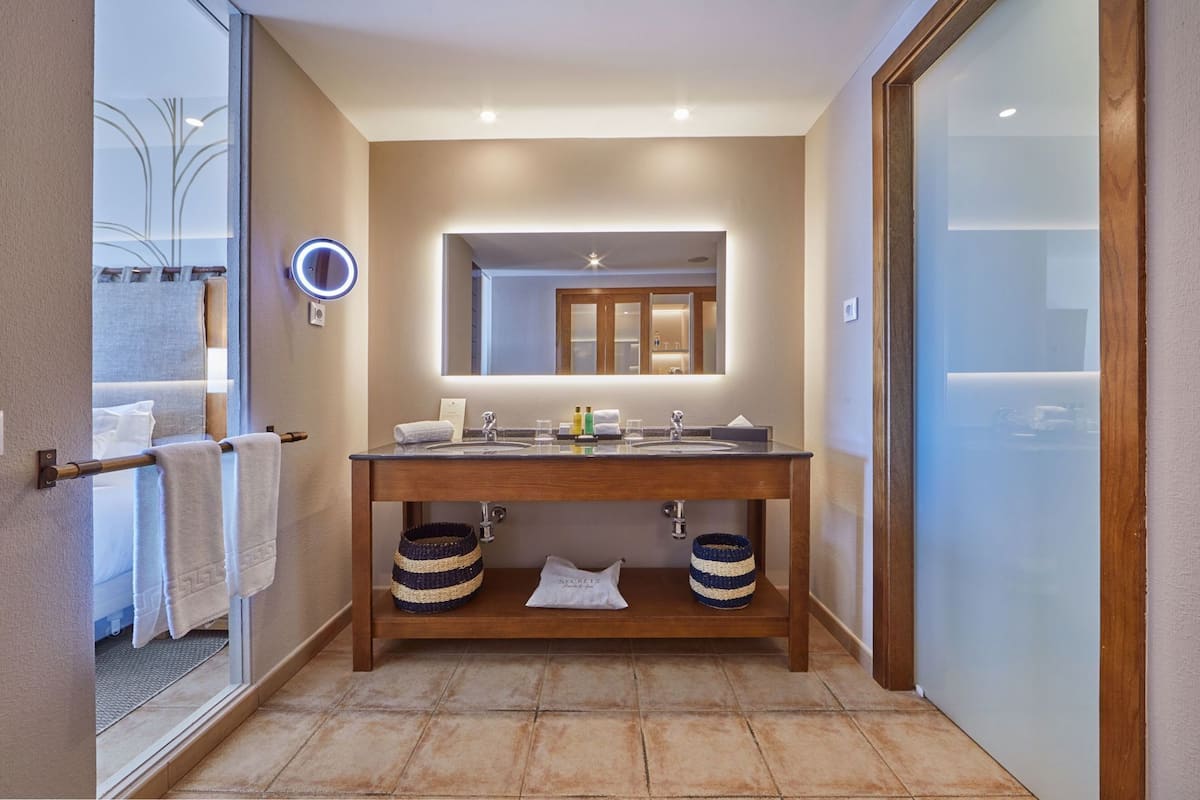 Bathroom | Free toiletries, hair dryer, bathrobes, slippers