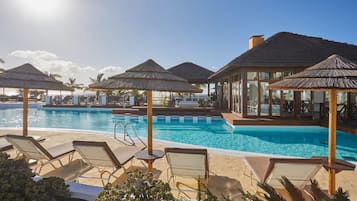 4 utendørsbassenger, bassengparasoller og solsenger