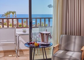 客房内保险箱、办公桌、笔记本电脑工作区、遮光窗帘