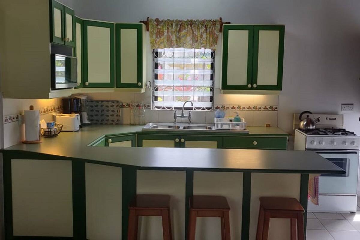 cottage, 2 bedrooms, 2 bathrooms, beach view | private kitchen | full-sized fridge, microwave, oven, stovetop