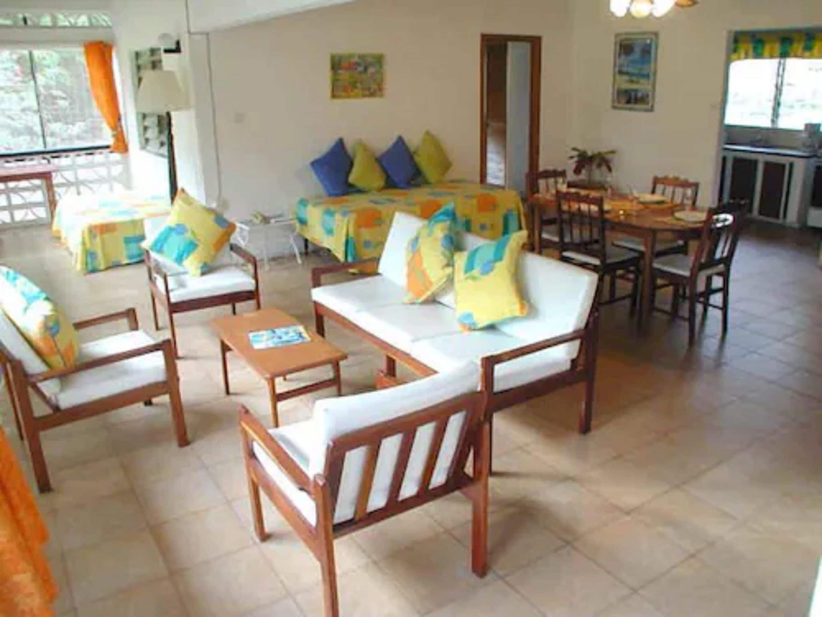 cottage, 2 bedrooms, 2 bathrooms, beach view | living area