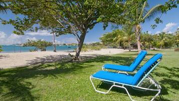 Am Strand, weiĂer Sandstrand, LiegestĂŒhle, Sonnenschirme