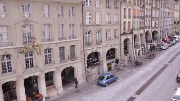 Doppelzimmer mit Badewanne | Blick auf die Straße