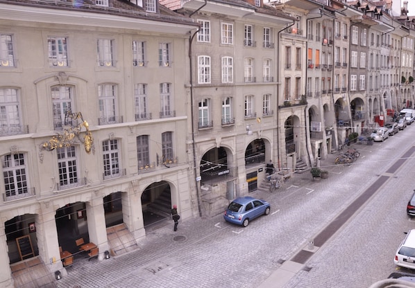 Doppelzimmer mit Badewanne | Blick auf die Straße