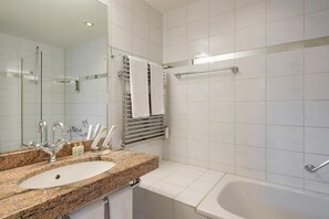 Shower, free toiletries, hair dryer, slippers - Boutique Hotel Belle Epoque (Bern)