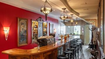 Tilbyder frokost og middag