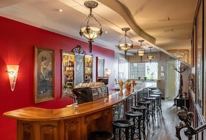 Sert le déjeuner et le dîner