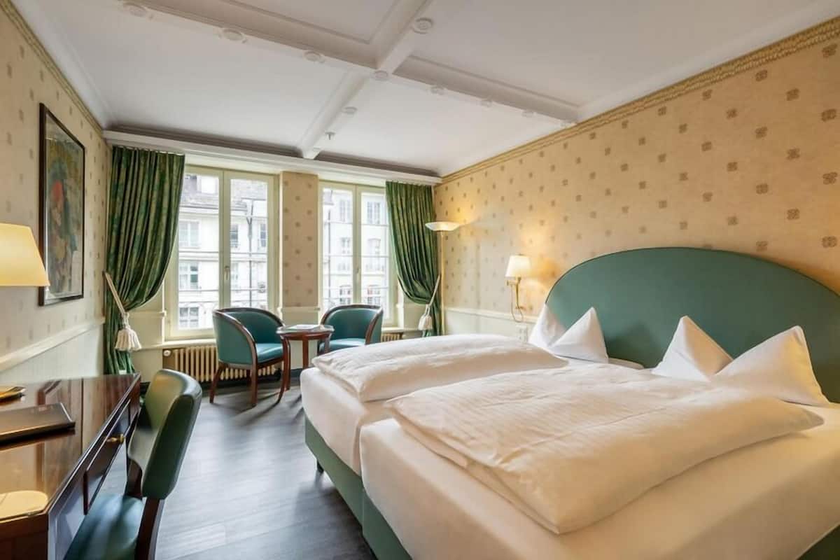 Doppelzimmer mit Badewanne | 1 Schlafzimmer, Allergikerbettwaren, Zimmersafe, individuell dekoriert