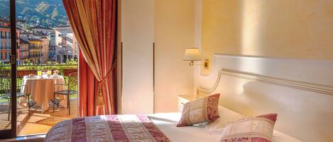 Minibaari, tallelokero huoneessa, yksilöllisesti kalustettu, työpöytä