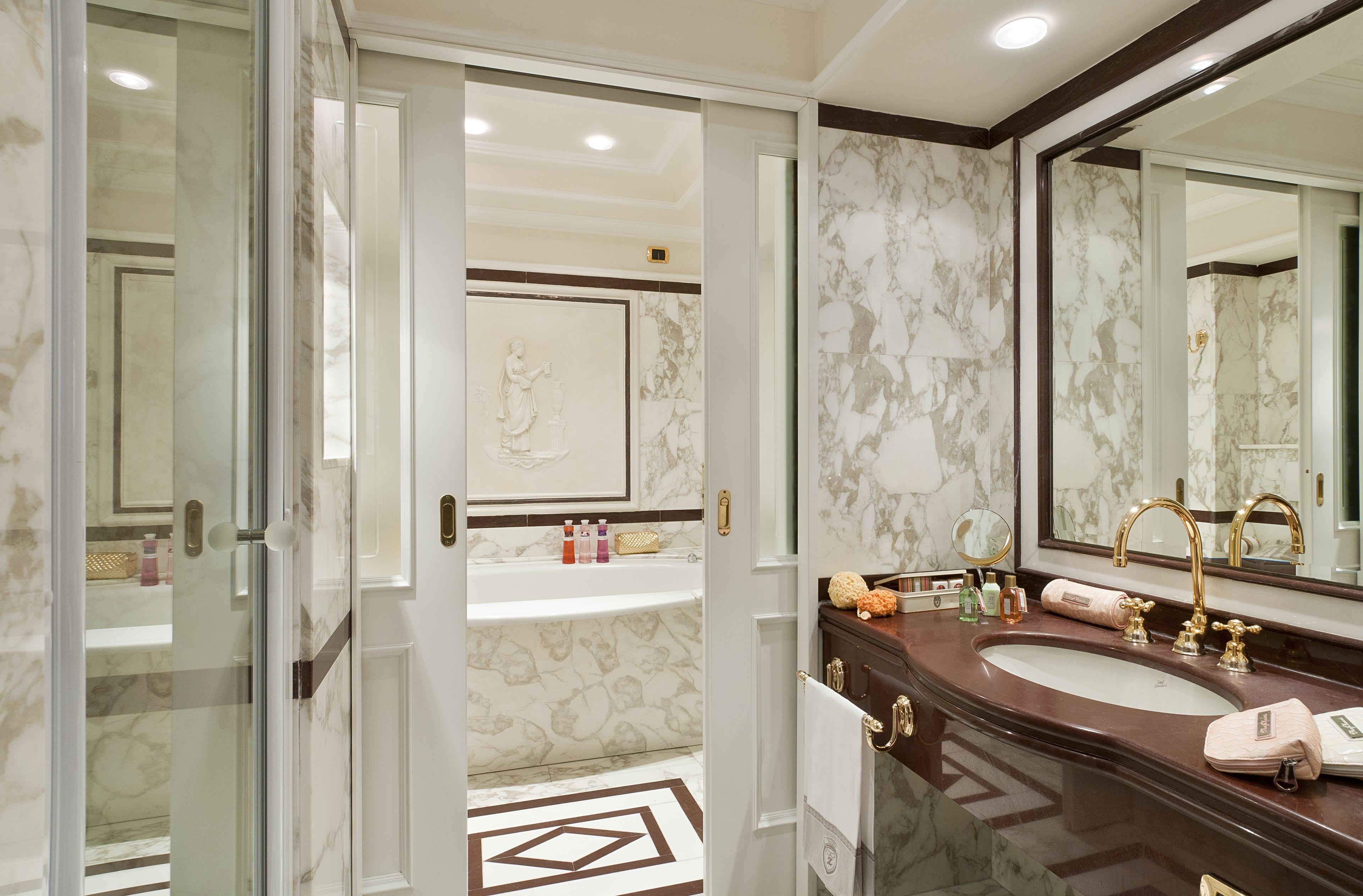 senior suite, lake view | bathroom | free toiletries, hair dryer, bidet, towels