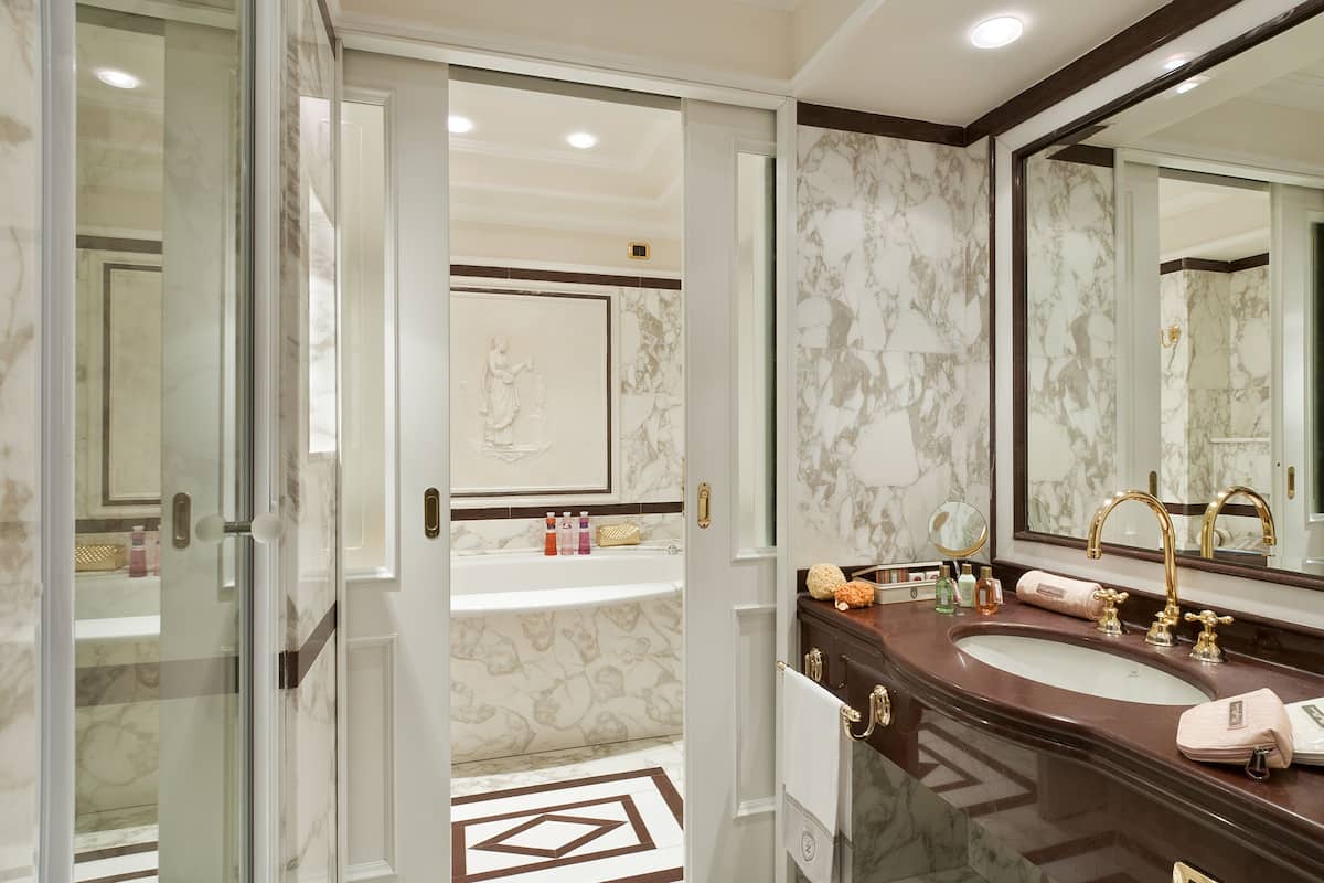 senior suite, lake view | bathroom | free toiletries, hair dryer, bidet, towels