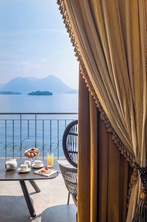 Suite Présidentielle, vue lac | Vue de la chambre. Grand Hotel Dino