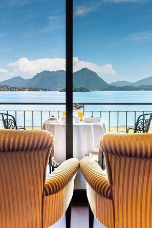 DELUXE double room, with lake view or partial lake/pool view | Minibar, in-room safe, individually furnished, desk - Grand Hotel Dino (Baveno)
