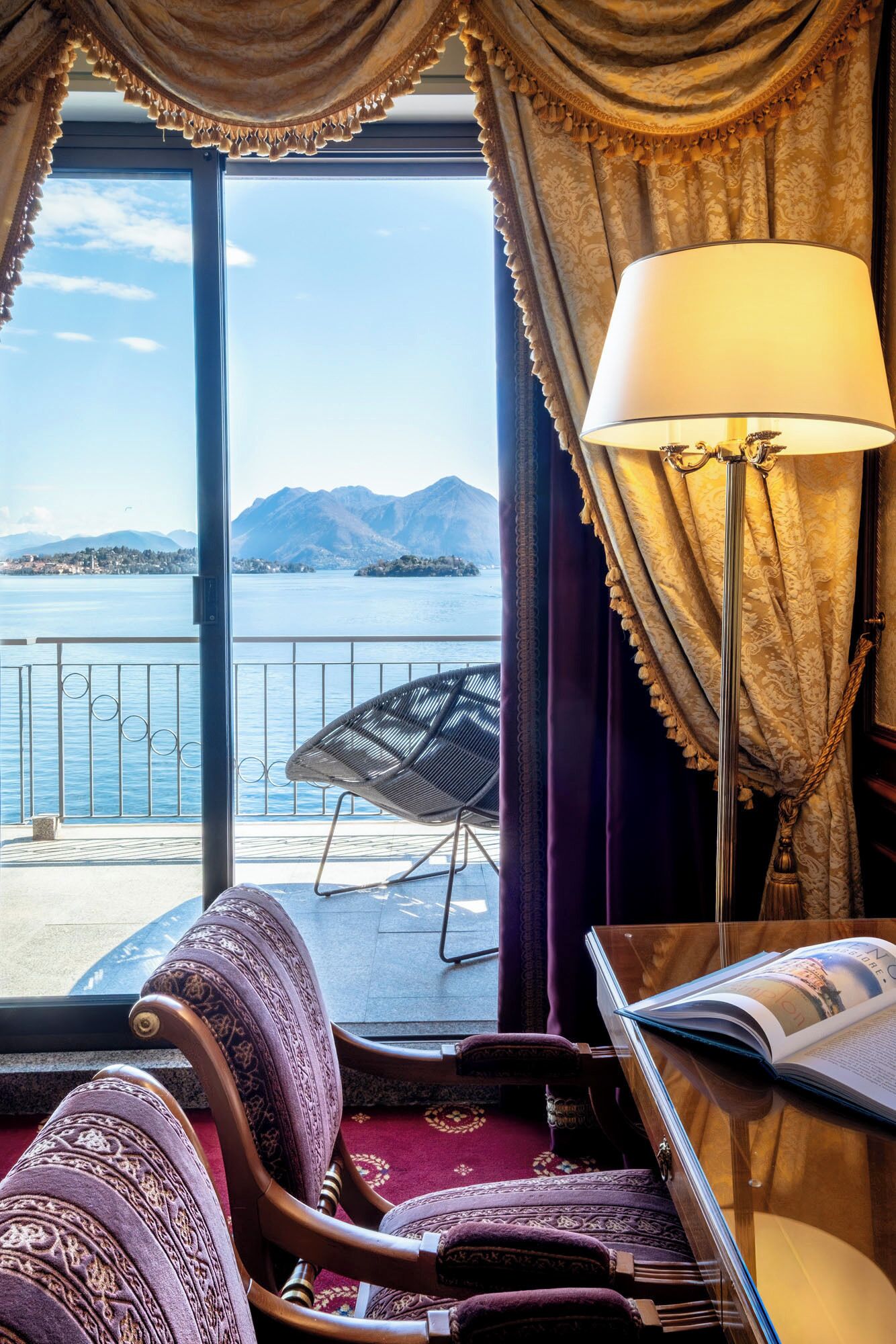 Suite – senior, utsikt mot innsjø | Oppholdsområde | Flatskjerm-TV