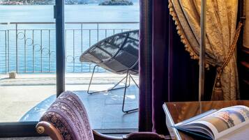 Suite – senior, utsikt mot innsjø | Oppholdsområde | Flatskjerm-TV