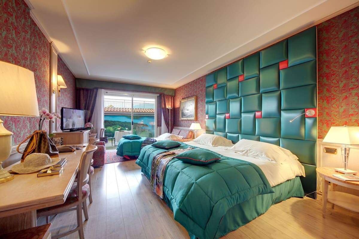 economy triple room (double/twin + sofa bed) | 1 bedroom, minibar, in-room safe, individually furnished