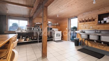 Kühlschrank, Wasserkocher mit Kaffee-/Teezubehör
