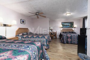 Habitación triple estándar | Ropa de cama de alta calidad y decoración individual