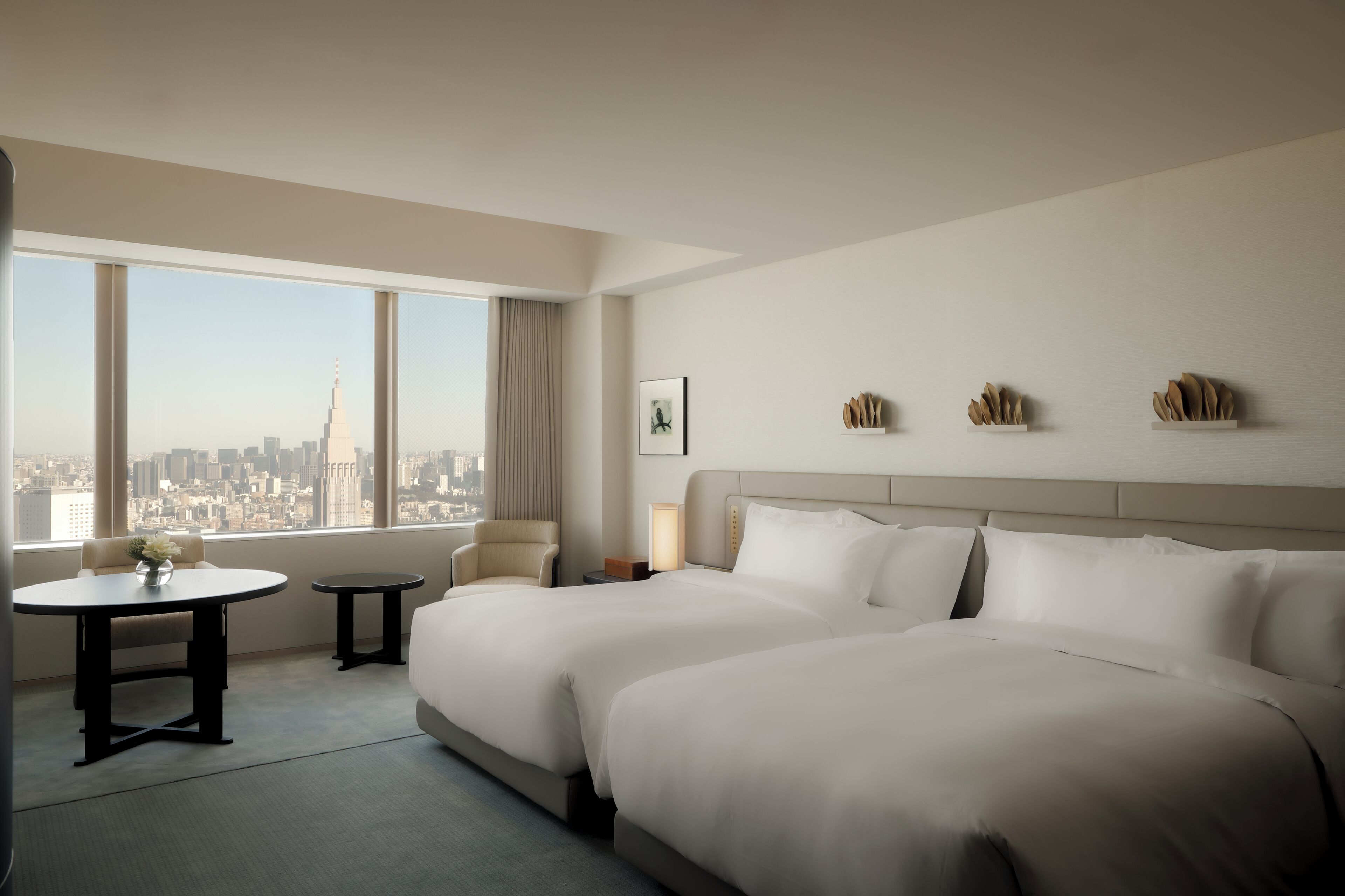 Rom – deluxe, 2 dobbeltsenger | Sengetøy av topp kvalitet, dundyner, minibar og safe på rommet